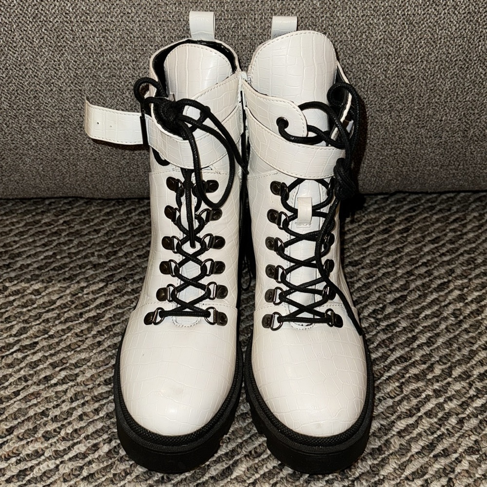 NWOT White Faux Crocodile Combat Boots 🩶 Size 9